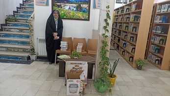 اهدای کتاب توسط خیر