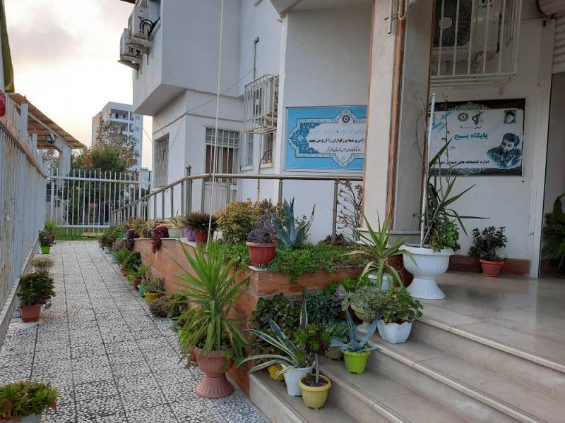حیاط کتابخانه عمومی جمشید احمدی