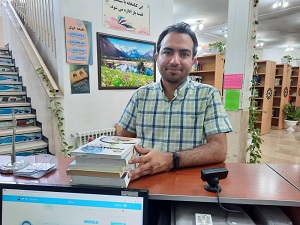 اهدای کتاب توسط خیر به کتابخانه عمومی جمشید احمدی