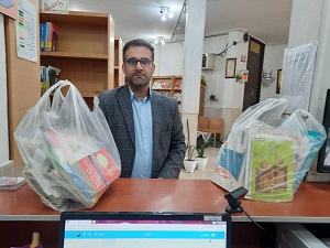 اهدای کتاب توسط خیر