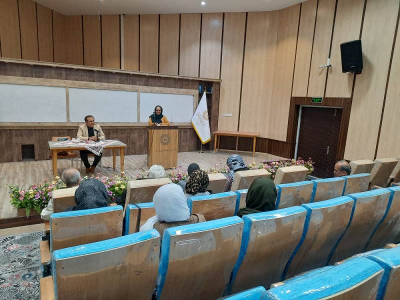 سالن آمفی تئاتر همزمان با شرکت علاقمندان به شعر در محفل ادبی بامداد